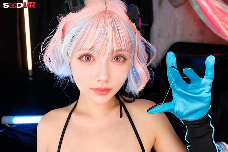 ピンクとブルーのツートンヘアの女性が水色グローブを片手に掲げ、正面を見つめる上半身クローズアップのサンプル画像。艶やかな表情とサイバーパンク風の衣装が印象的