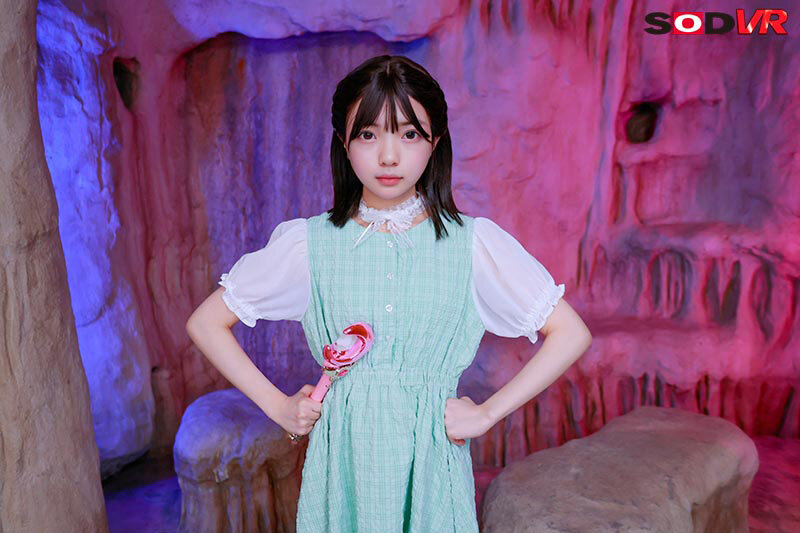 洞窟セットで淡いグリーンのワンピース姿のゆなちゃん全身カット。衣装チェンジシーンの一枚