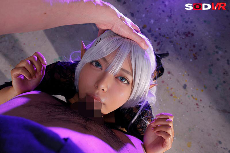 ダークエルフVRのサンプル画像。黒レースランジェリー姿のエルフキャラが床でフェラチオするVR主観の見下ろし構図
