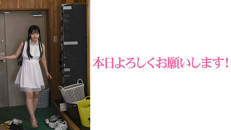 撮影前の挨拶シーン。白いワンピース姿で更衣室に立つ今居さくら