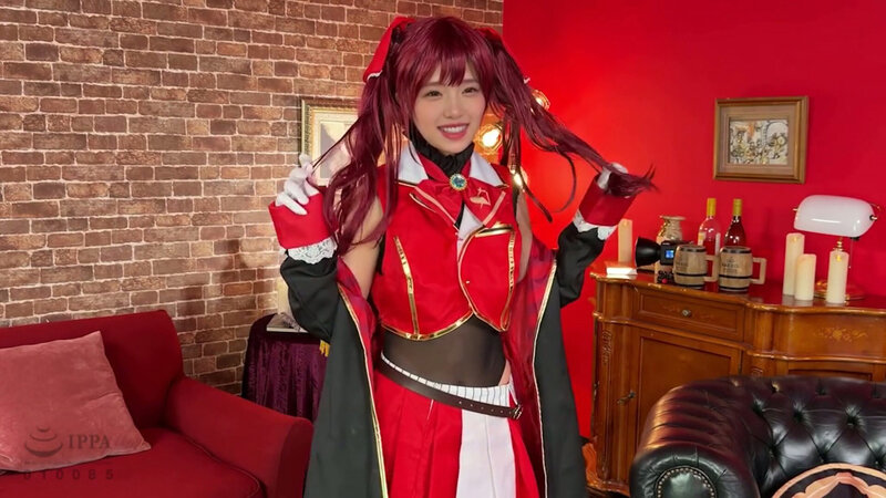 赤いVtuberコス風衣装を着た女性が室内で立ち、笑顔でカメラを向く撮影会シチュエーションのサンプル画像