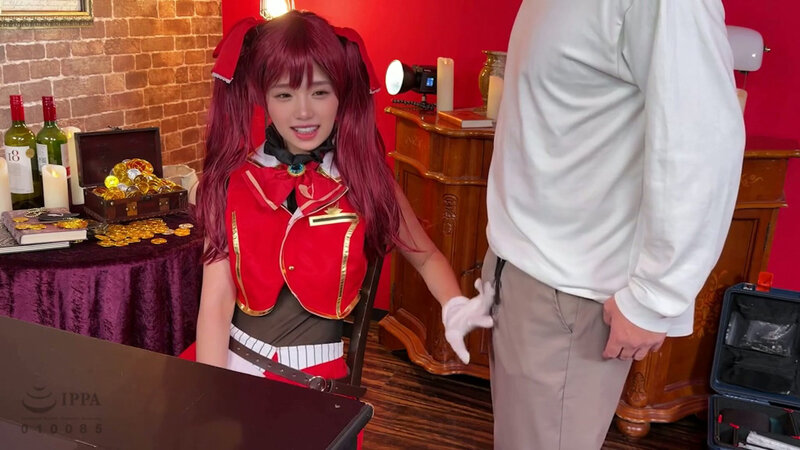 レンガ壁と木製家具を背景に、赤いコスプレ衣装姿で相手に手を添えながら笑顔を向けるシーンのサンプル画像