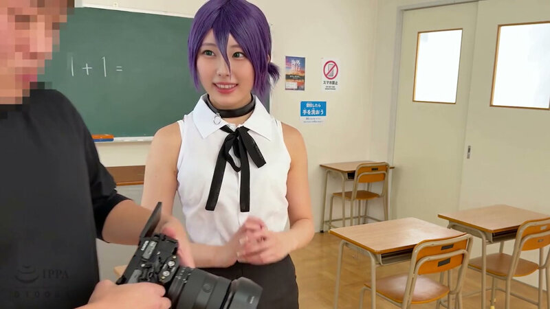 教室を背景に、白いノースリーブシャツと黒リボンの衣装で立つ紫髪の女性のサンプル画像