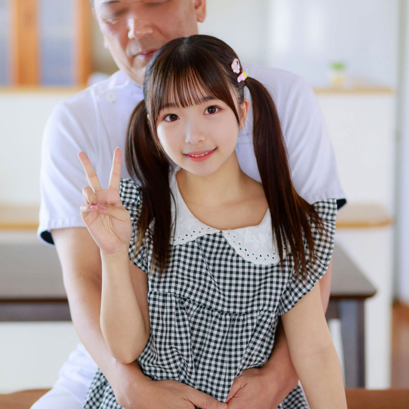 ギンガムチェックのワンピース姿でピースサインをしながら明るく微笑むカナちゃんの愛らしいサンプルカット