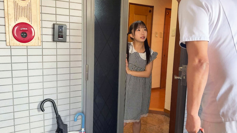 マンションの玄関でドアを開け、白衣の出張マッサージ師を迎え入れる場面のサンプル画像
