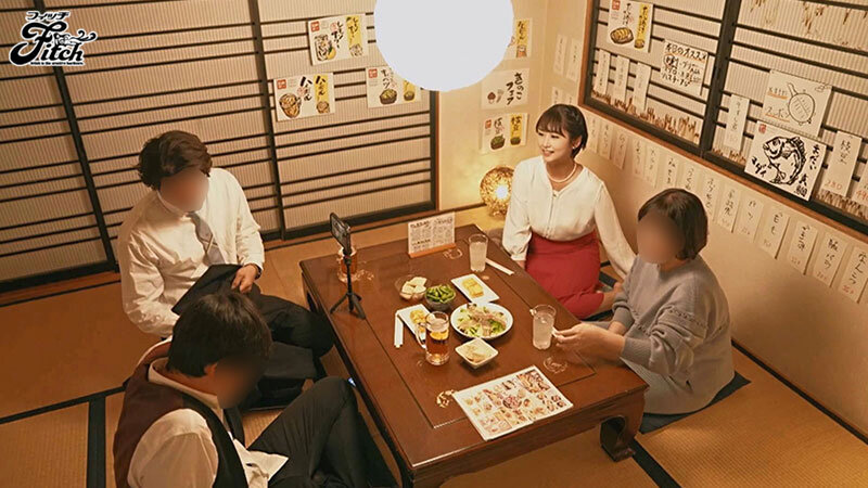 居酒屋の座敷で仲間と向き合い、自然な笑顔を見せる金城さおりの白ブラウス姿。テーブルには料理と飲み物が並ぶ日常的なシーン。