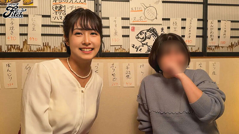 居酒屋でパールネックレスと白ブラウス姿の金城さおりが隣の人物と並び、自然な笑顔を見せる2ショットカット。