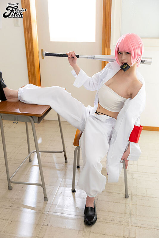教室でピンクウィッグ×白いコスプレ衣装でバットを担ぐ北島愛菜のサンプル画像