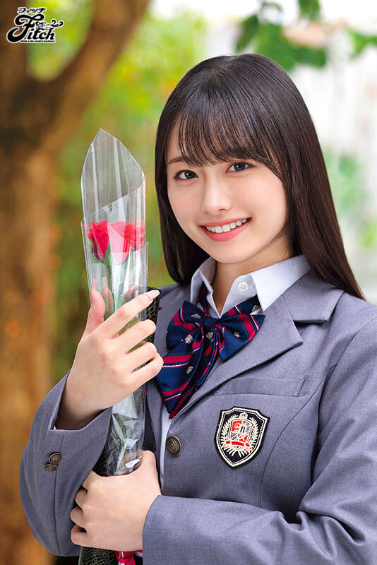 緑の木々を背景にグレーの制服姿でバラを胸元に抱え、穏やかに微笑む鷹宮かのんの上半身クローズアップサンプルカット。