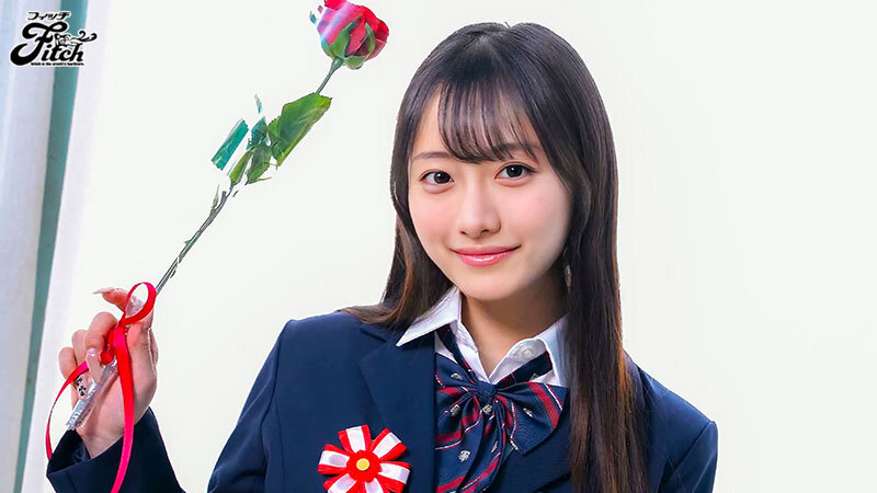 制服ブレザーにコサージュをつけ、色鮮やかなバラを手に持ちながらカメラを真っ直ぐ見つめる、凛とした表情のサンプルカット。