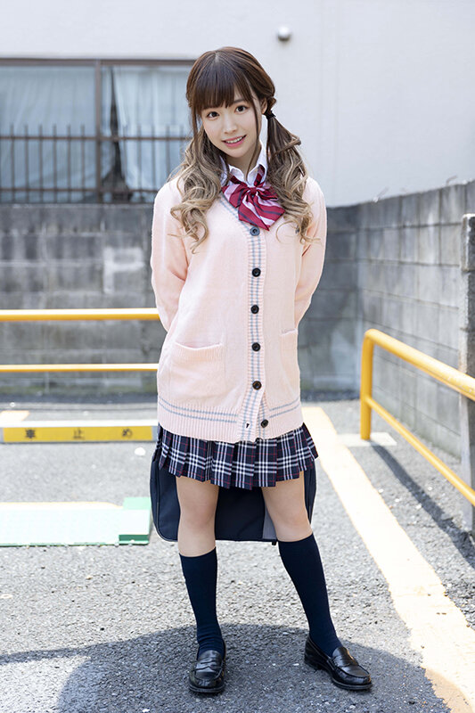 室内で制服風の女性を近距離から捉えたサンプルカット