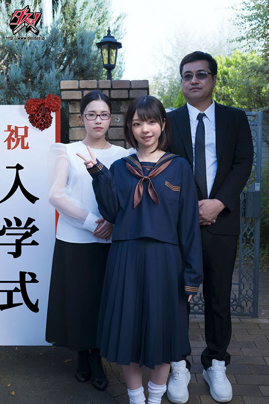 制服風の衣装を着た女性と家族風の人物が並ぶ屋外カット