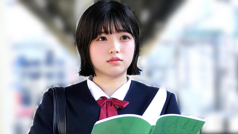 駅ホーム風の背景でノートを持つ制服風衣装の女性の立ち姿