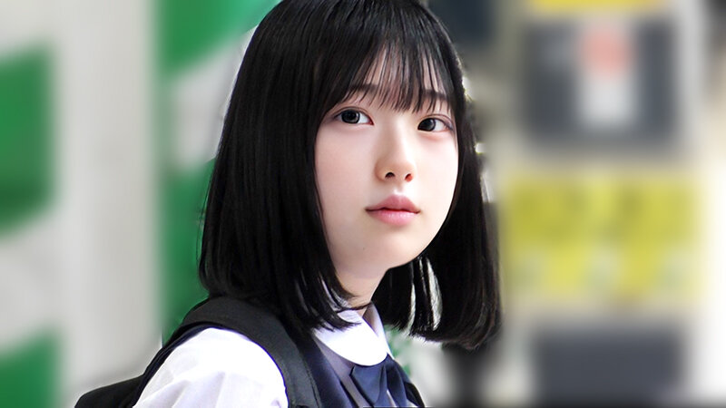 黒髪ボブに白い襟の濃紺ワンピース風衣装を合わせ、屋外で振り向くように見つめる女性の上半身サンプル画像