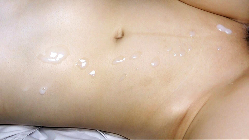 腹部から腰まわりにかけてのクローズアップで、肌の上を流れる液体の質感を捉えたサンプル画像