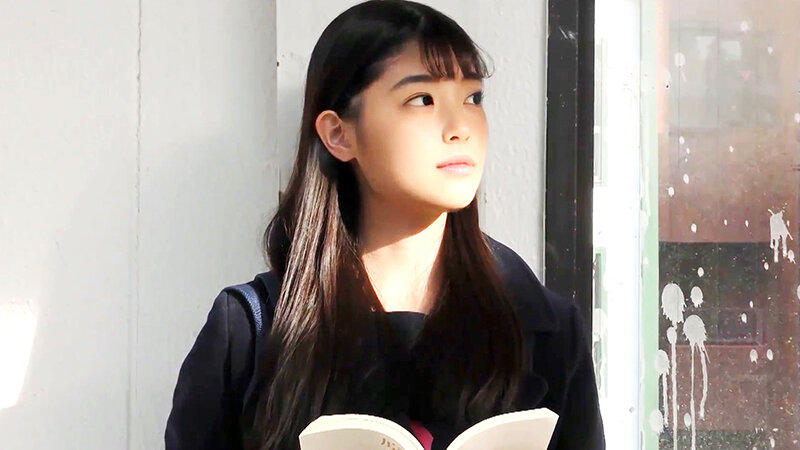 窓際で本を開き、外に視線を向ける黒い制服風衣装の人物を柔らかな日差しで撮影した場面